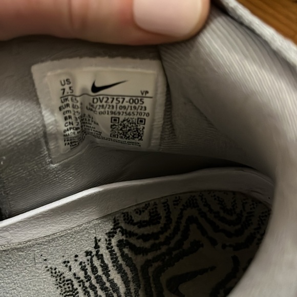 Nike Cosmic 3 In great condition Men’s size 7.5 or women’s 9 - Picture 3 of 5